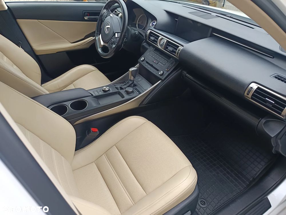 Lexus IS 300h Elite - 8