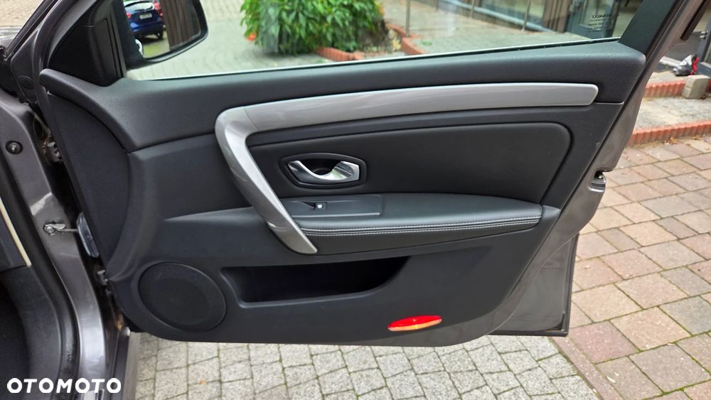Renault Laguna dCi 150 FAP Start-Stop Paris - 32