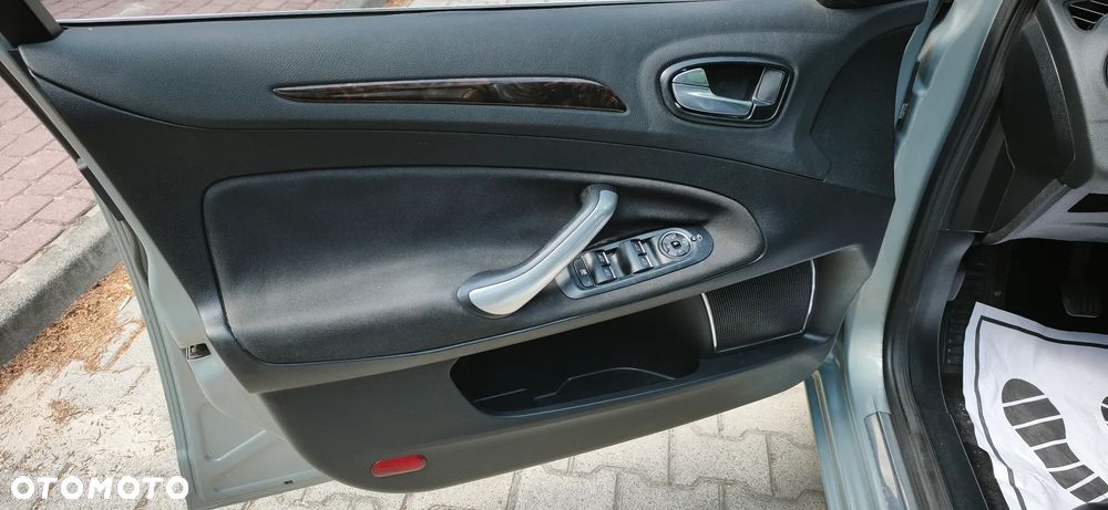 Ford Mondeo 2.0 Ghia - 13