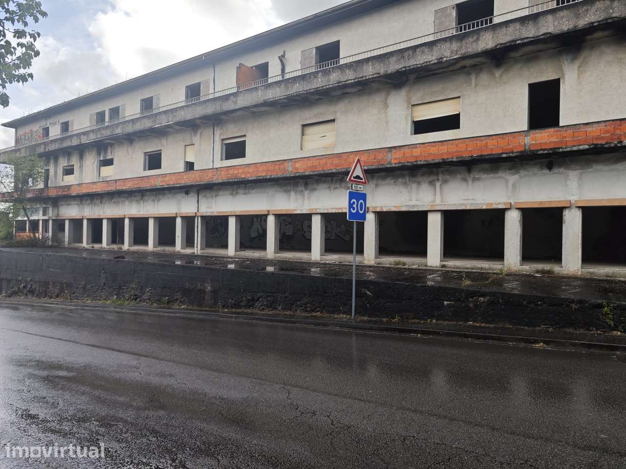 Edifício Inacabado com Enorme Potencial de Rentabilização - Grande imagem: 3/59