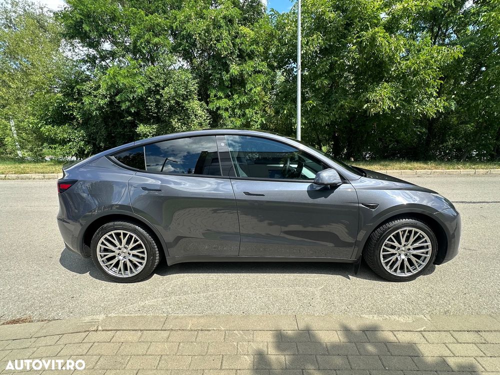 Tesla Model Y - 9