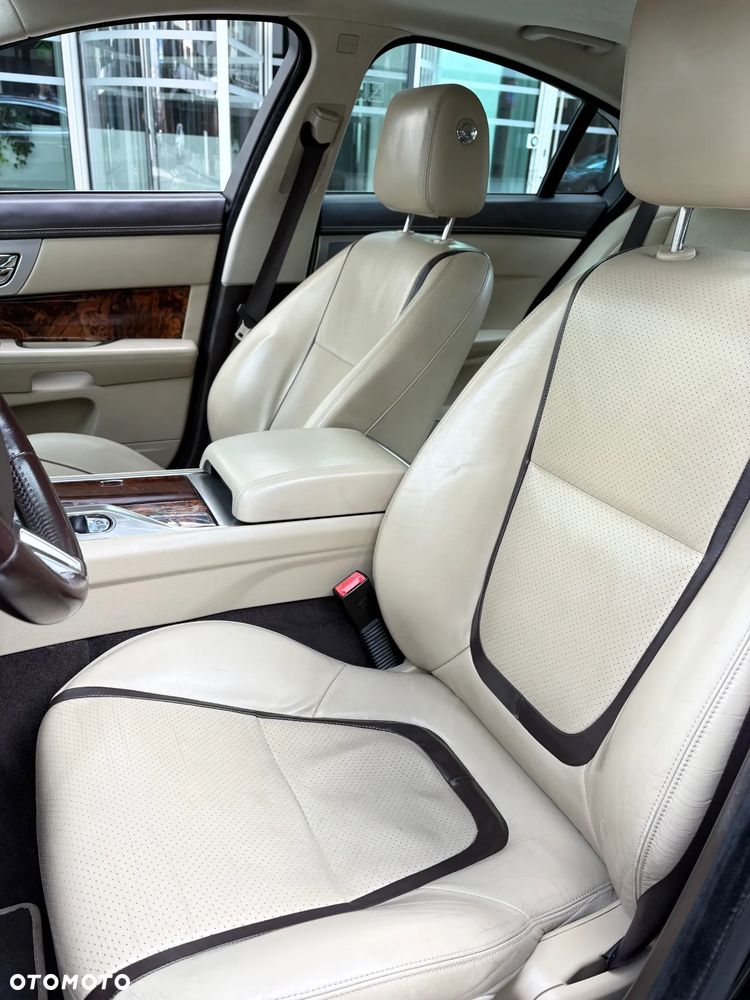 Jaguar XF 35t AWD Portfolio - 4