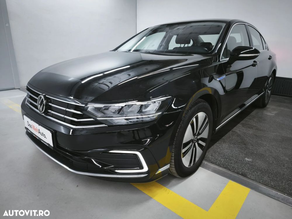 Volkswagen Passat - 1