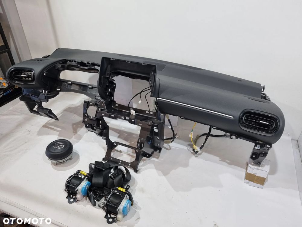 TOYOTA YARIS IV KONSOLA DESKA ROZDZIELCZA KOKPIT AIRBAG KOMPLET ORYGINAŁ EUROPA - 1