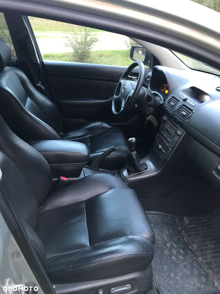 Toyota Avensis 2.0 D-4D Combi Executive - 18