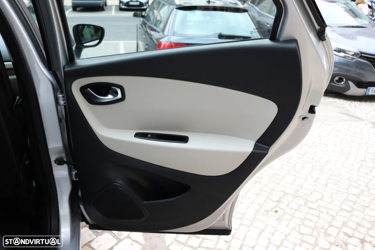Renault Captur 1.5 dCi Exclusive EDC - 33