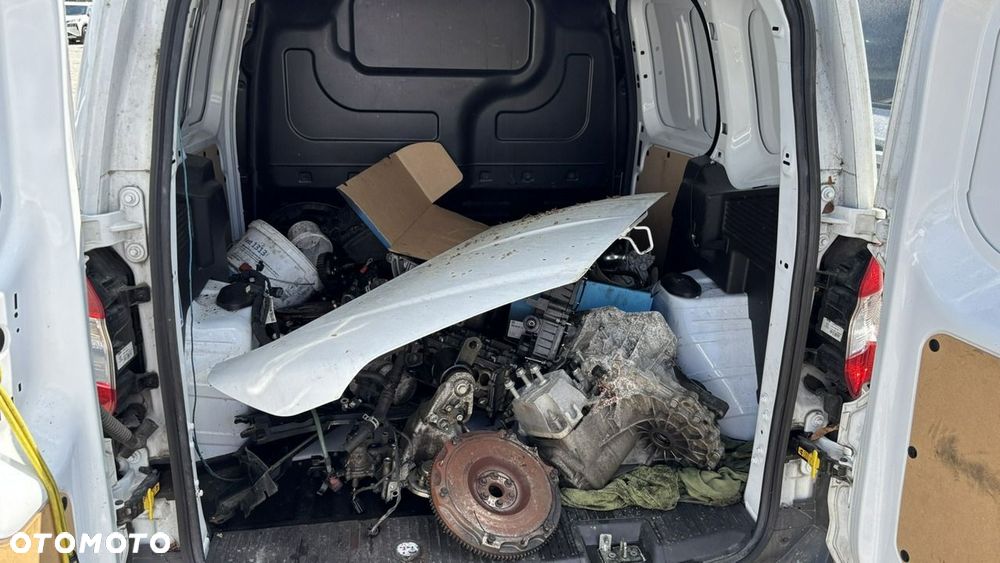 Ford Transit Courier - 13