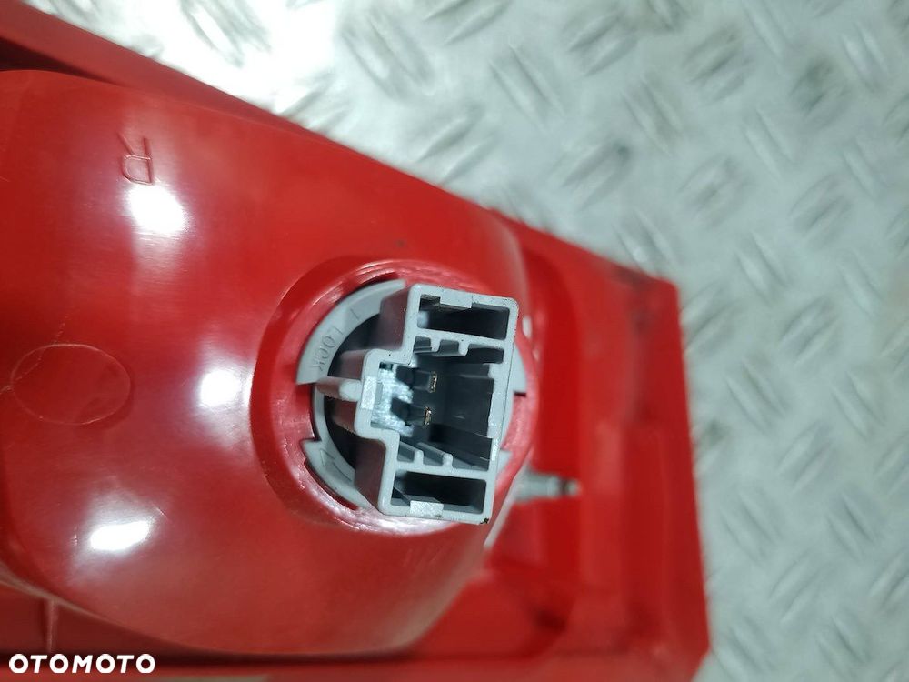 LAMPA TYLNA PRAWA W KLAPE MAZDA 2 3M71-13547-AG  2ZR964835-02 - 4