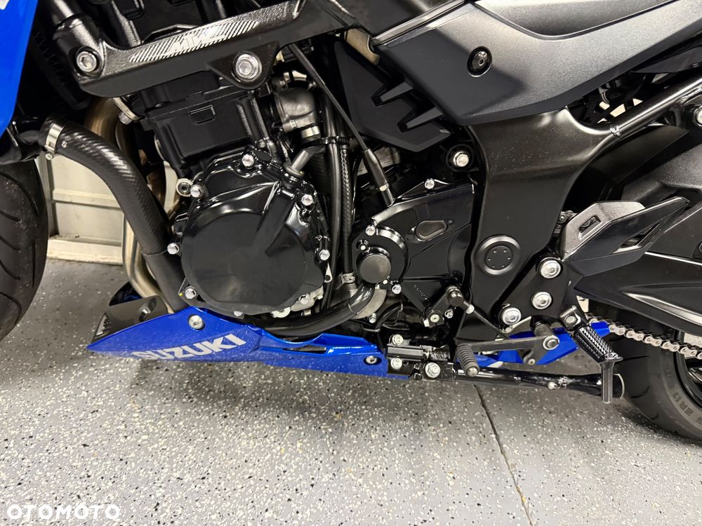 Suzuki GSX - 16