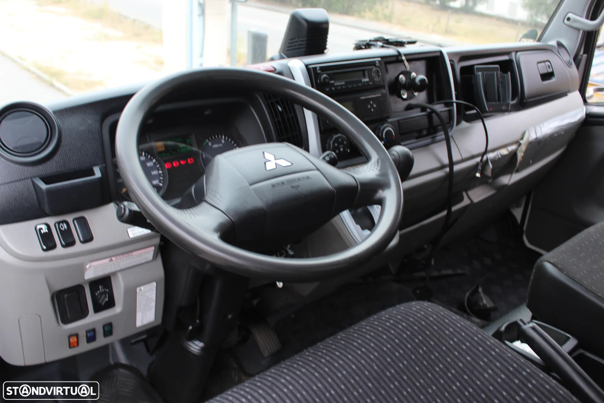 Mitsubishi FUSO CANTER 9C18 // PORTA BEBIDAS - 10