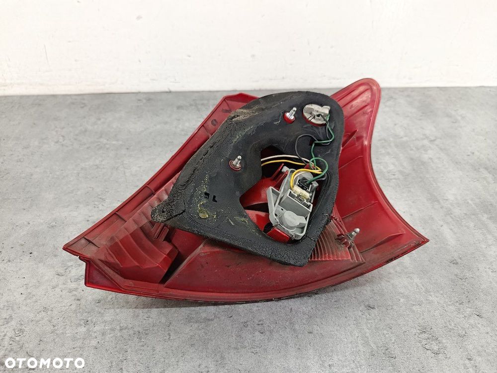 LAMPA TYLNA LEWA TOYOTA YARIS II  KOITO HATCHBACK - 5
