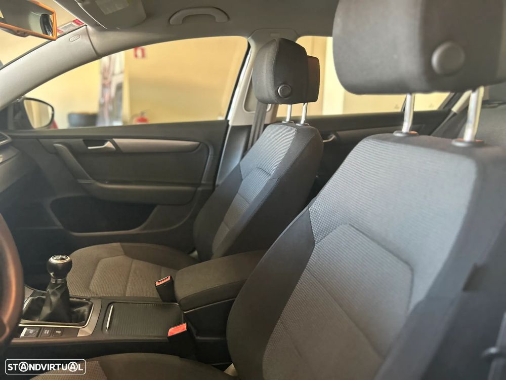 VW Passat 2.0 TDI BlueMotion Trendline - 24