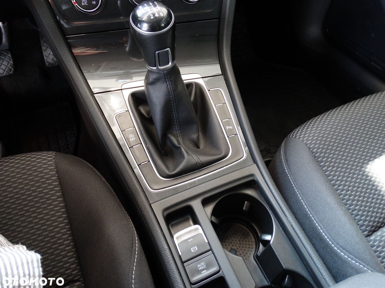 Volkswagen Golf - 22