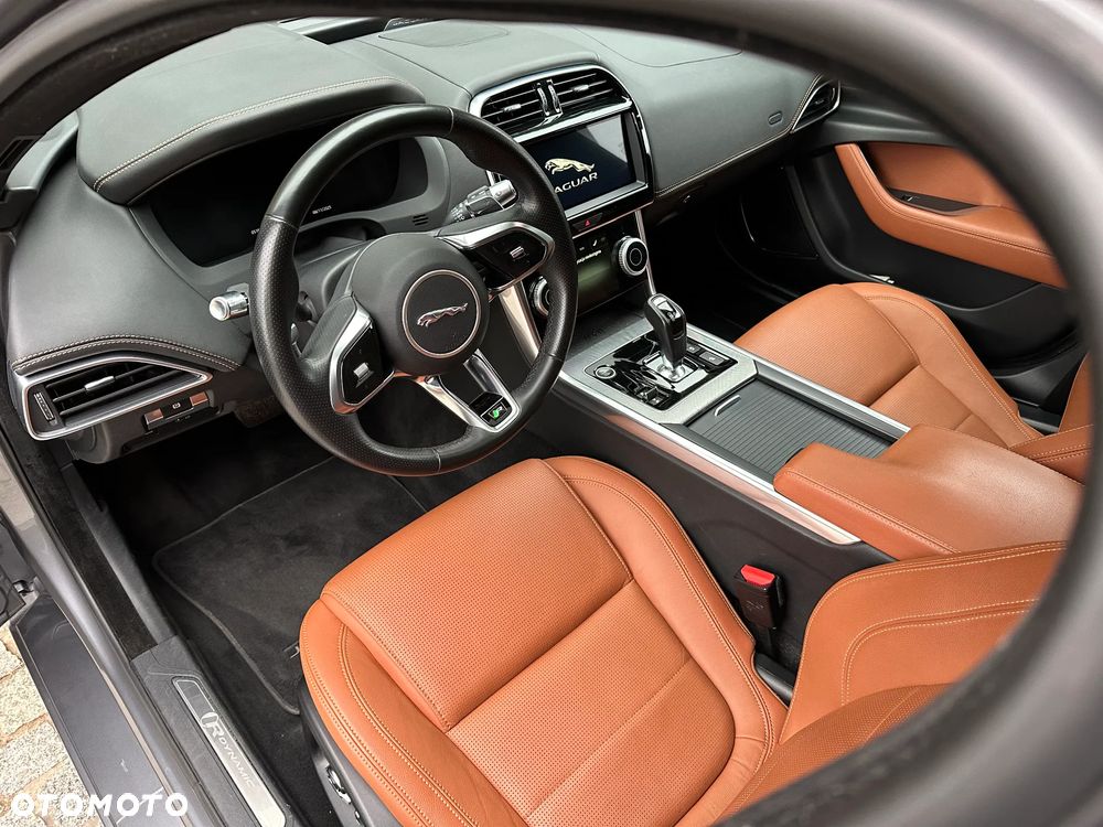 Jaguar XE 2.0 P250 R-Dynamic Black - 8