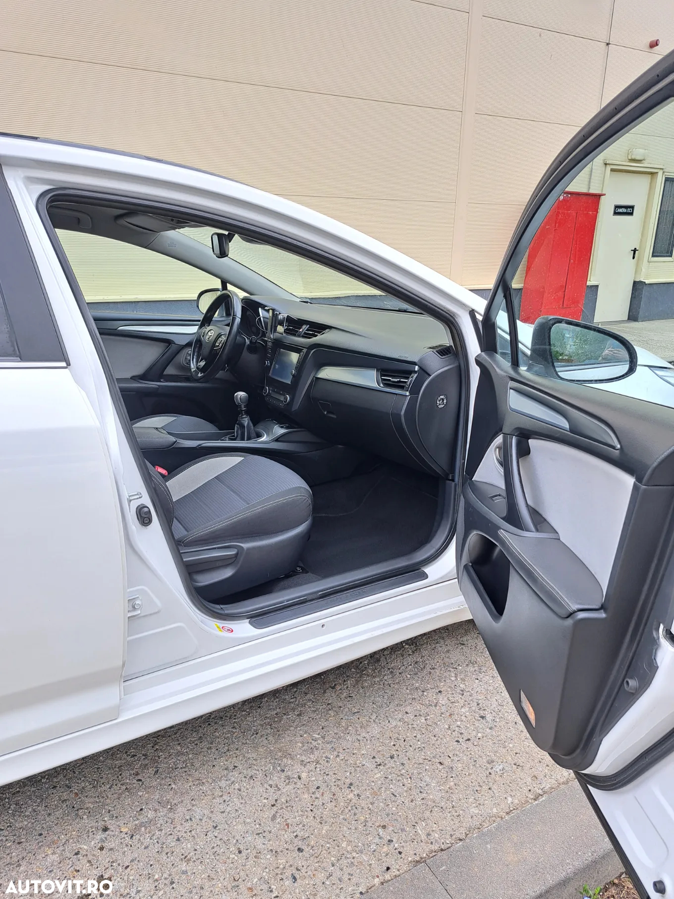 Toyota Avensis 2.0 D-4D Executive - 8