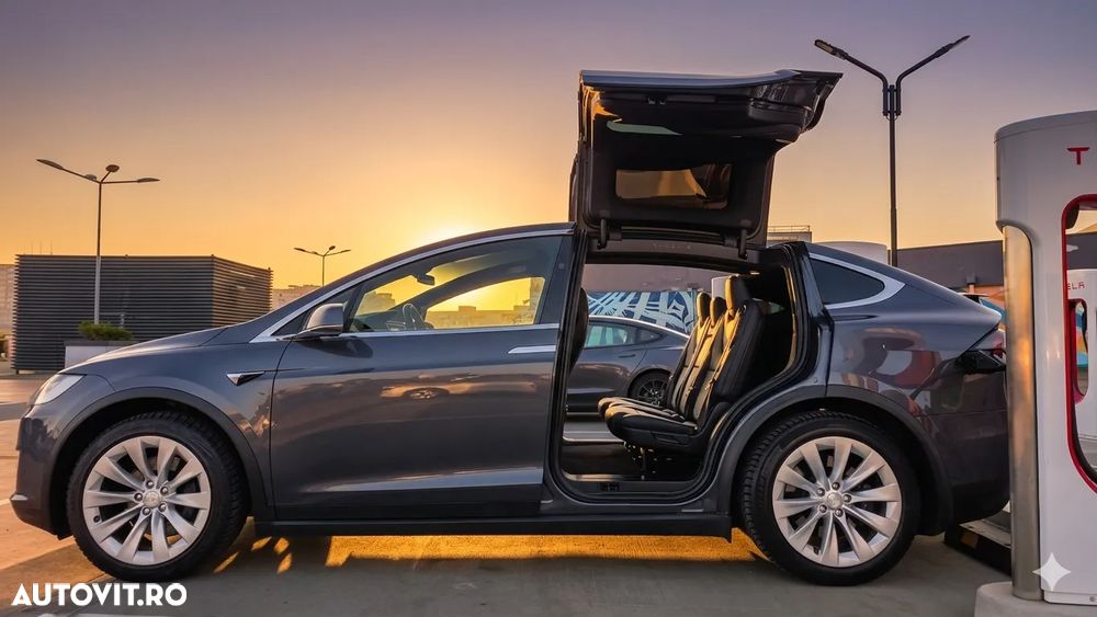 Tesla Model X - 9
