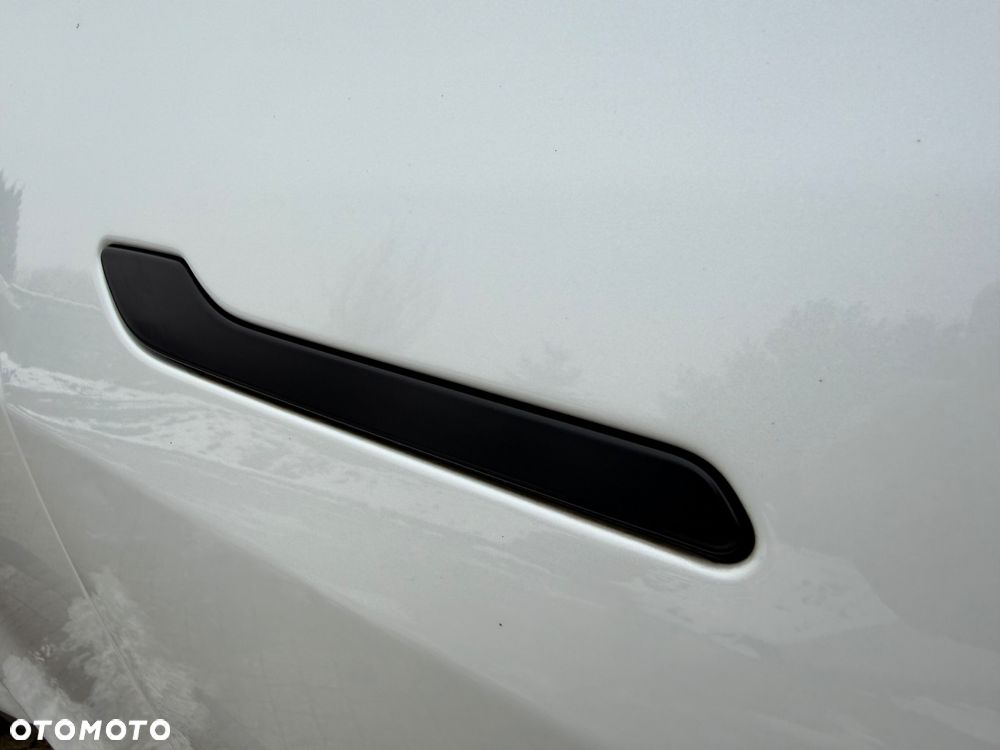 Tesla Model Y Long Range AWD - 31