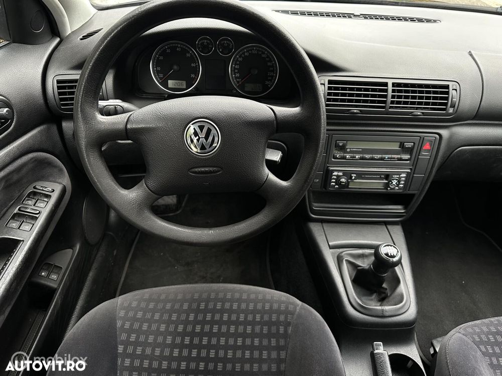 Volkswagen Passat 1.6 Comfortline Family - 9