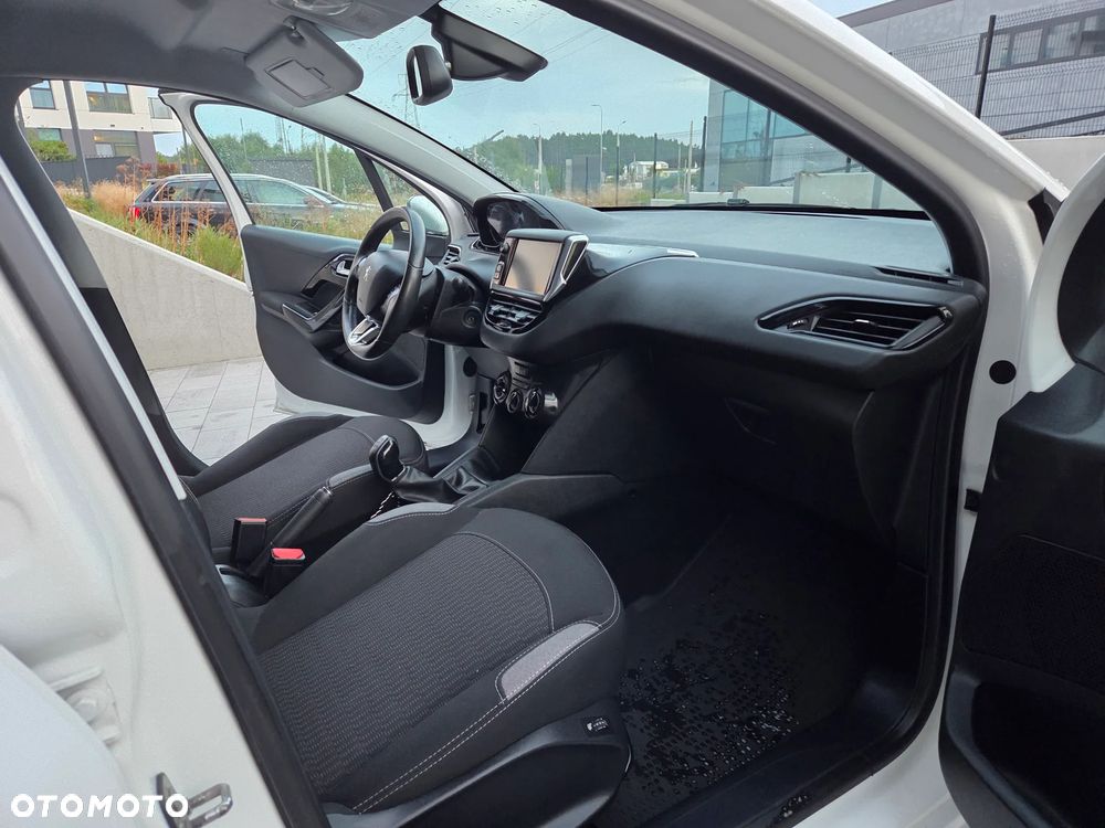 Peugeot 208 - 5