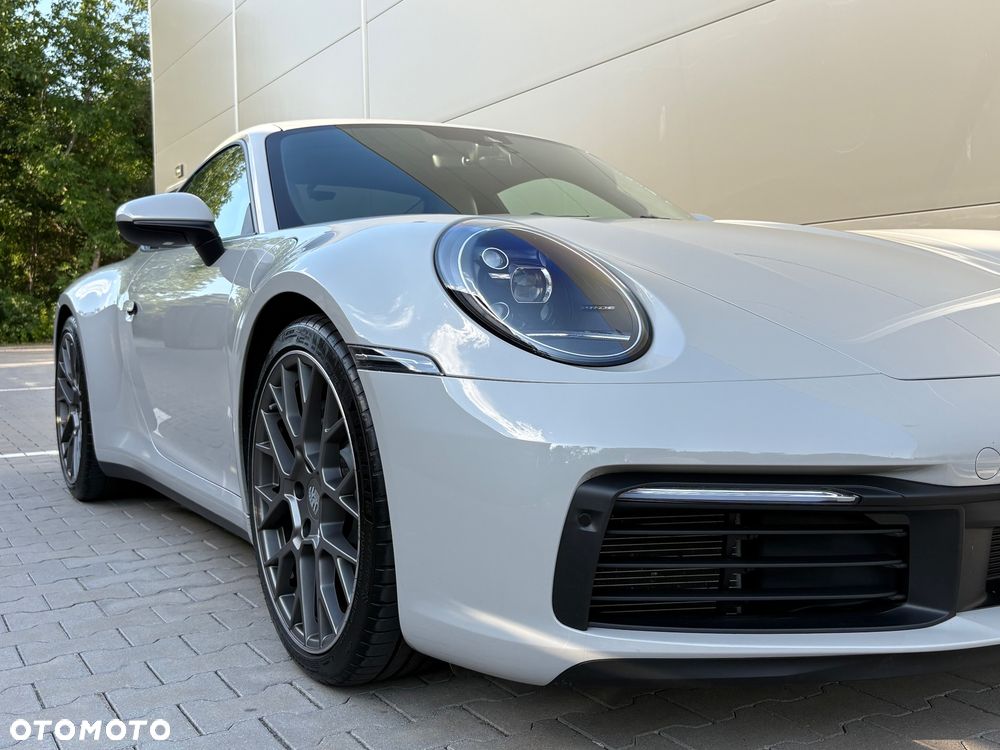 Porsche 911 Carrera 4 - 28