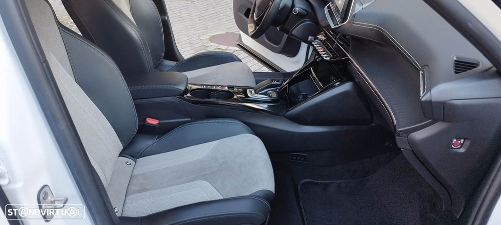 Peugeot e-2008 50 kWh GT - 13