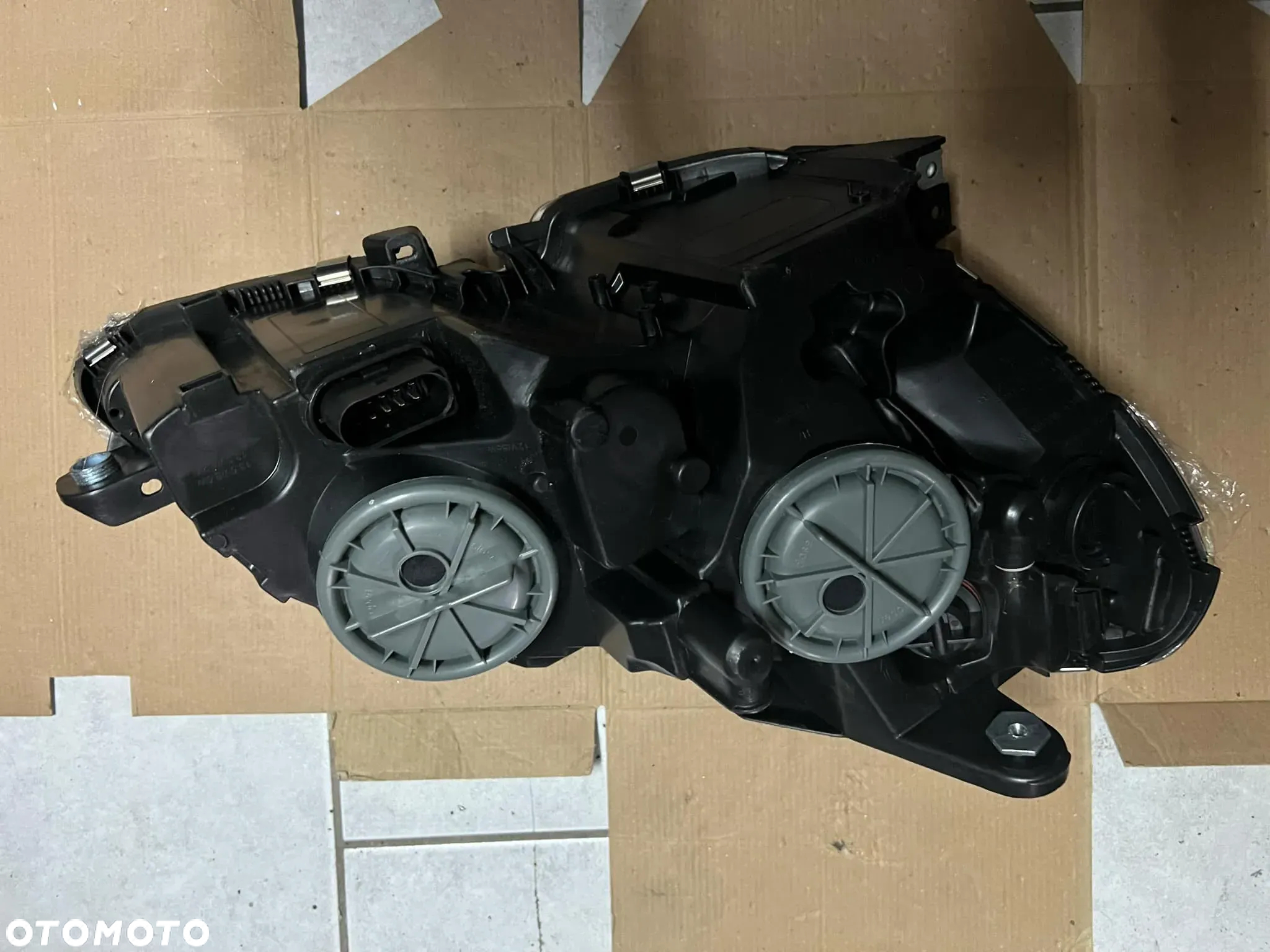 BZ136-A201R BZ136-A201L NOWE LAMPY PRZEDNIE PRZÓD PRAWA LEWA KOMPLET MERCEDES W204 0103 - 5