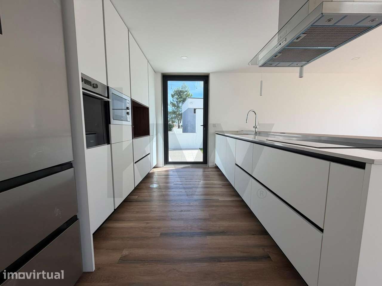 Moradia T4 Isolada Com 3 Suites - Grande imagem: 2/26