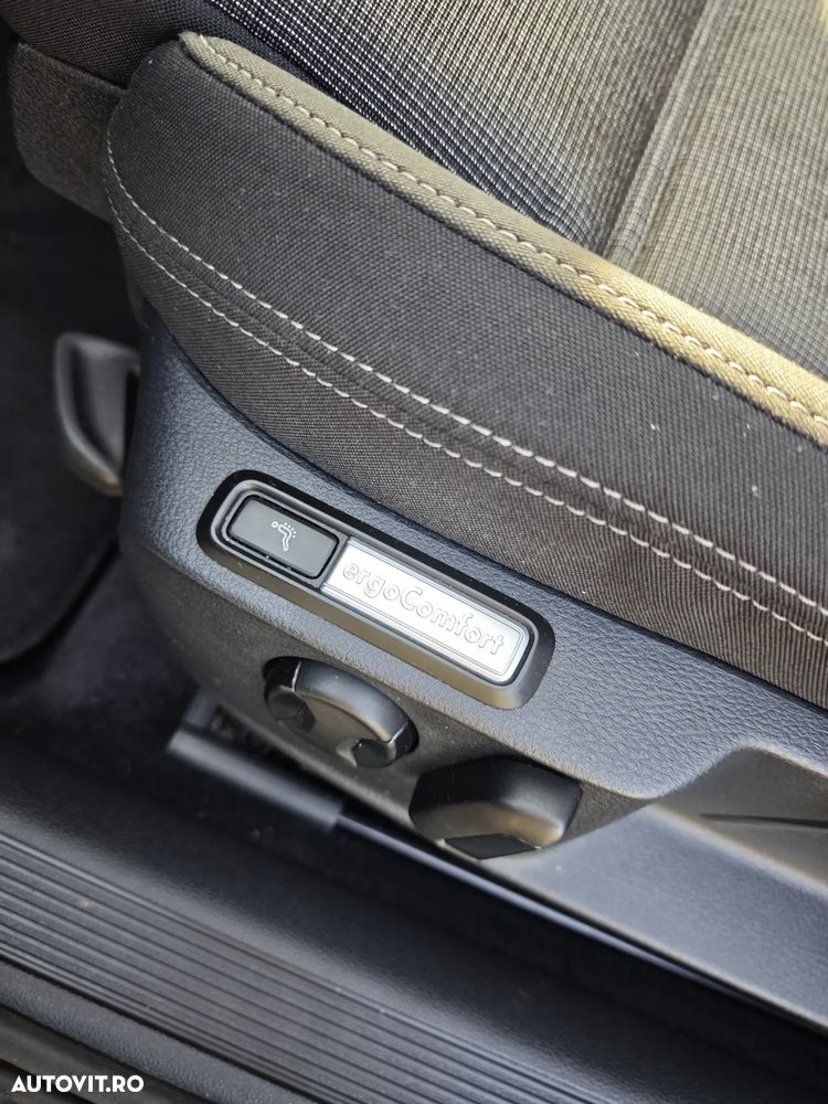 Volkswagen Passat Variant 2.0 TDI SCR 4Motion DSG Comfortline - 23