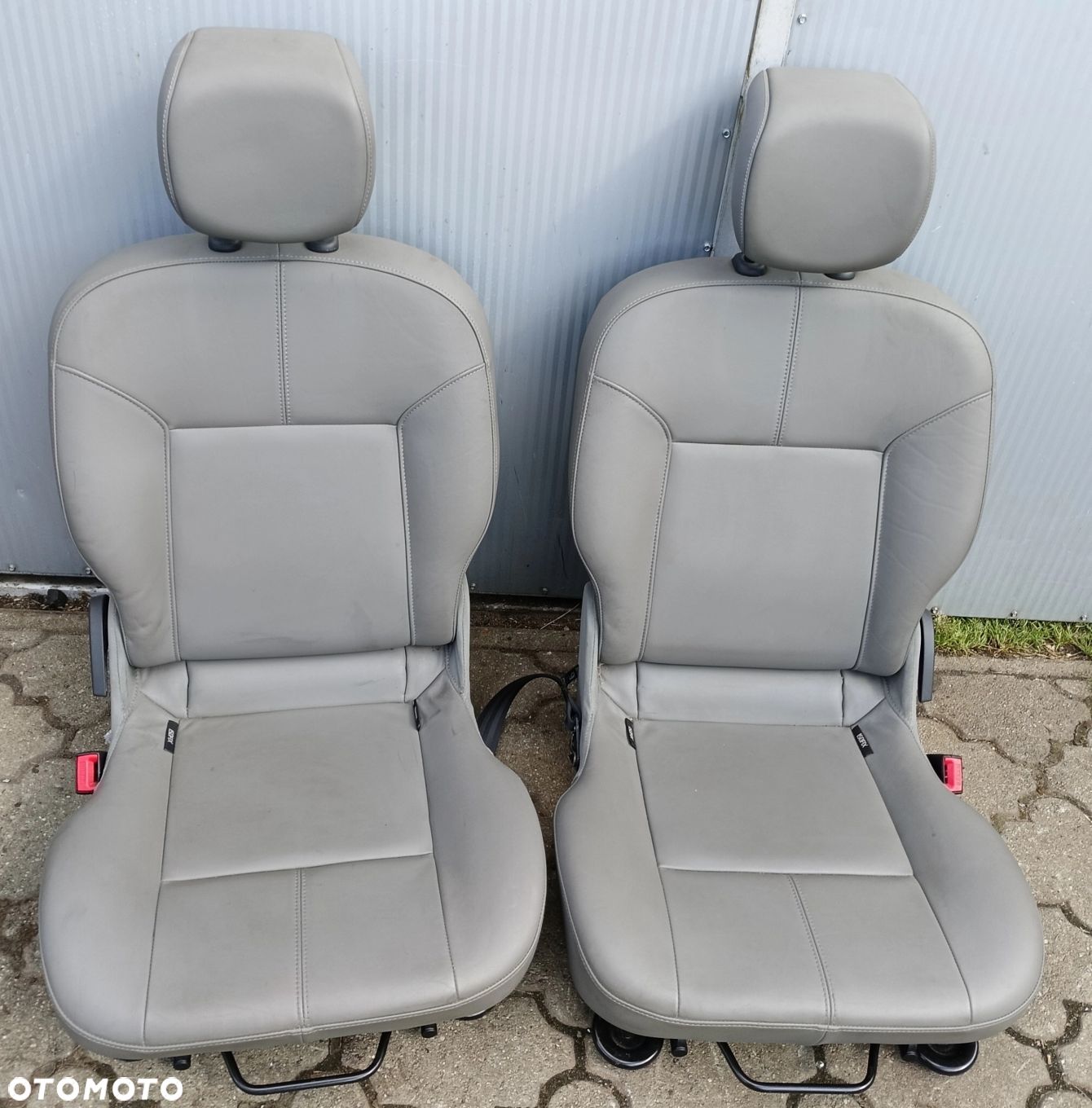Twingo II fotel tylny tył skóra jasna wersja Initiale Renault - 1