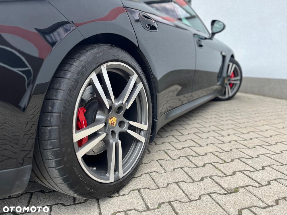 Porsche Panamera GTS PDK - 22
