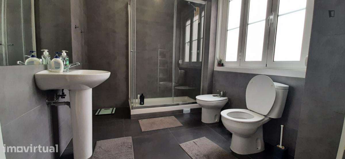 Quarto - localizado em Marquês de Pombal Lisbon - Grande imagem: 2/10