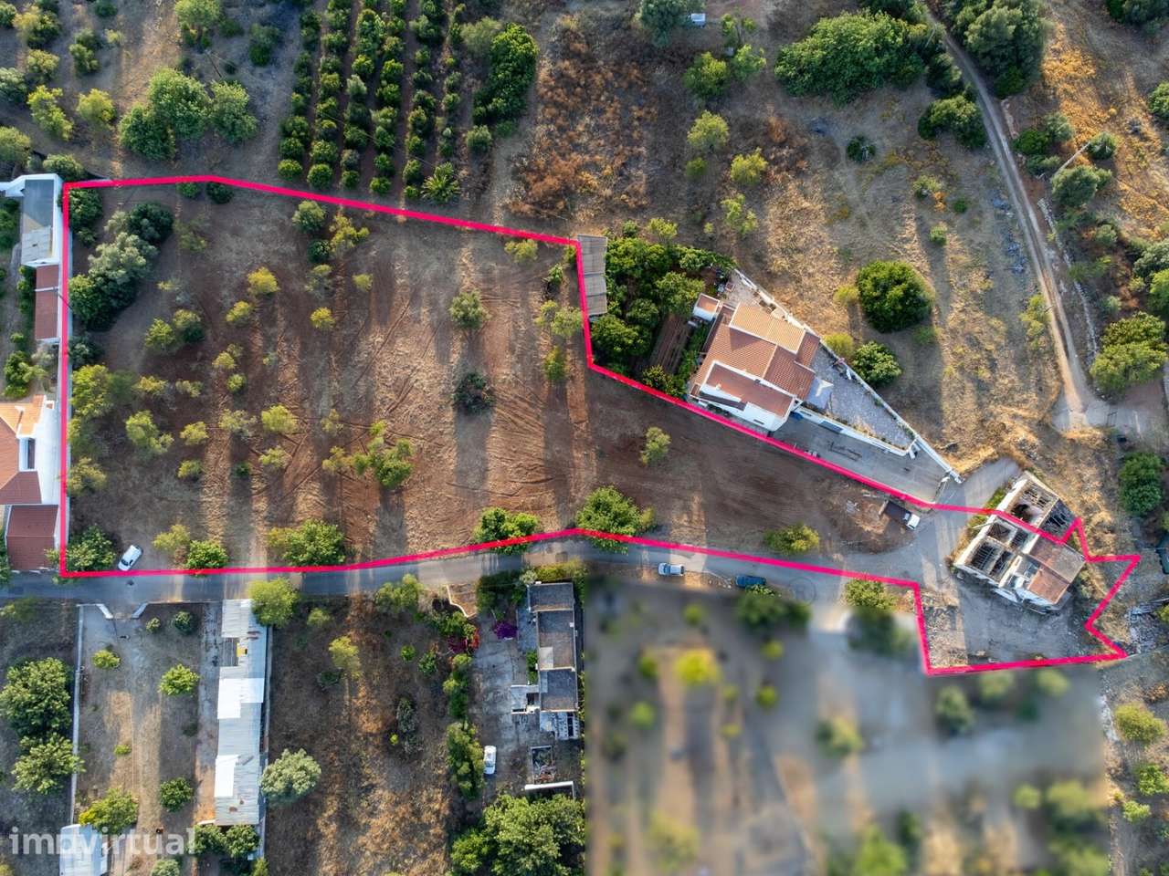 Ruína de 71m2 localizada em terreno misto de 5.760m2, e com terreno ur - Grande imagem: 2/24