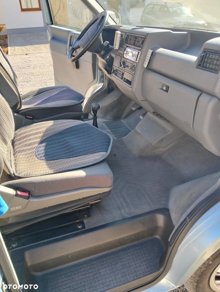 Volkswagen Caravelle - 26