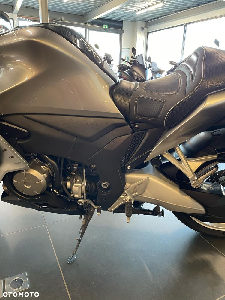 Honda VFR - 16