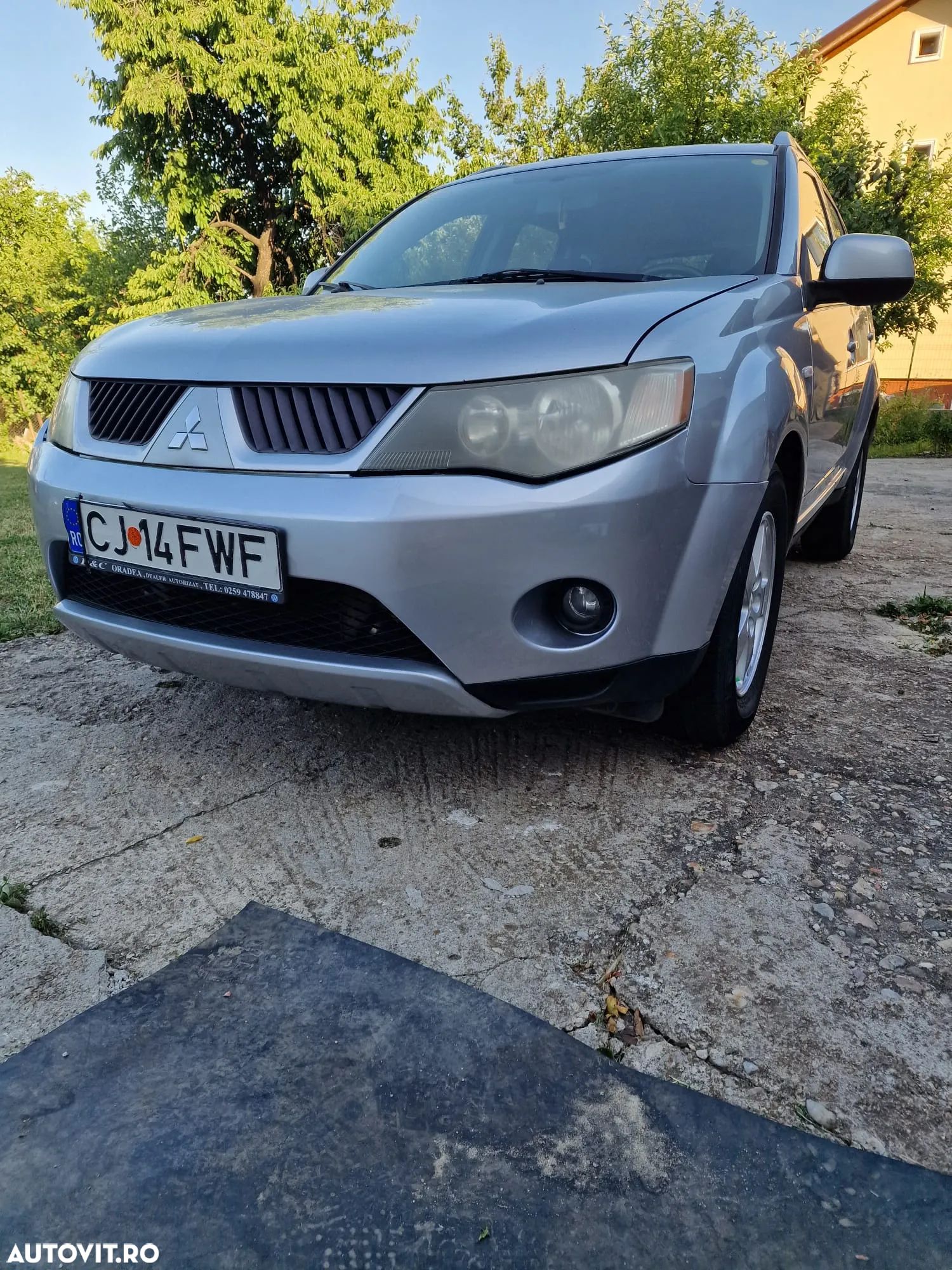 Mitsubishi Outlander - 1