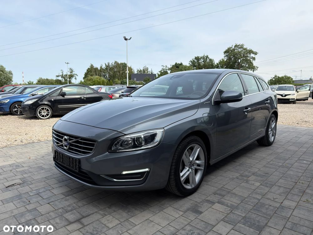 Volvo V60 D6 AWD Plug-in Hybrid R-Design Momentum - 10