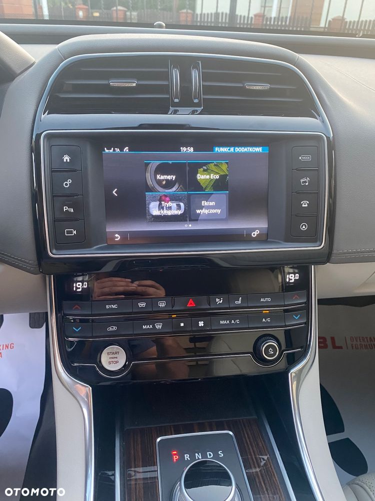 Jaguar XE 2.0 T Prestige - 15