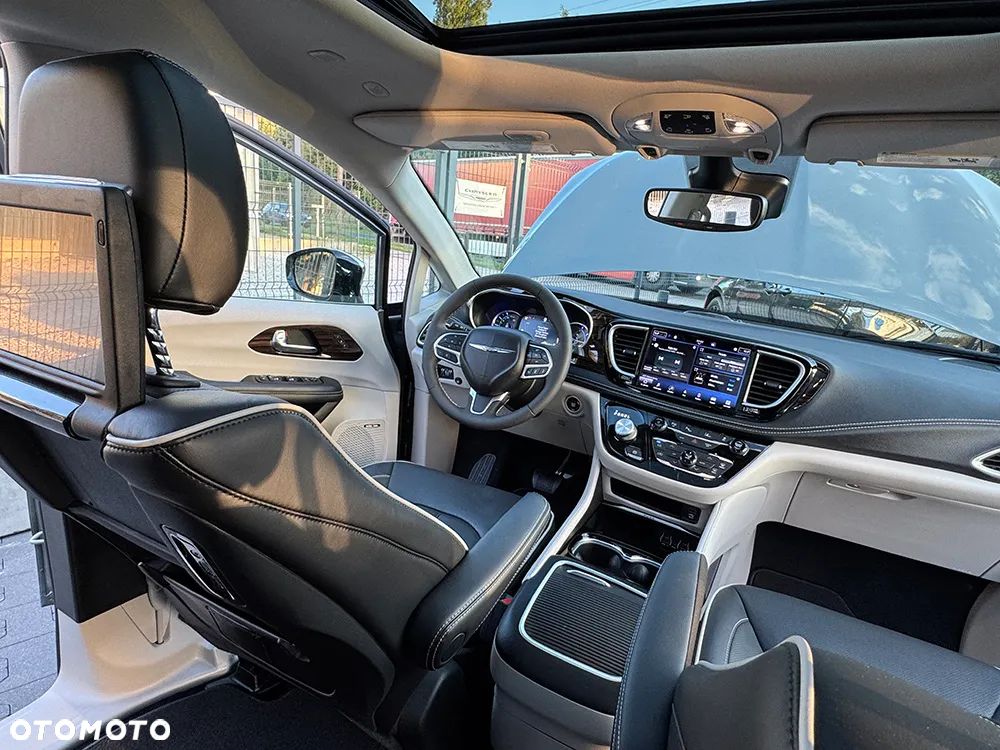 Chrysler Pacifica - 17