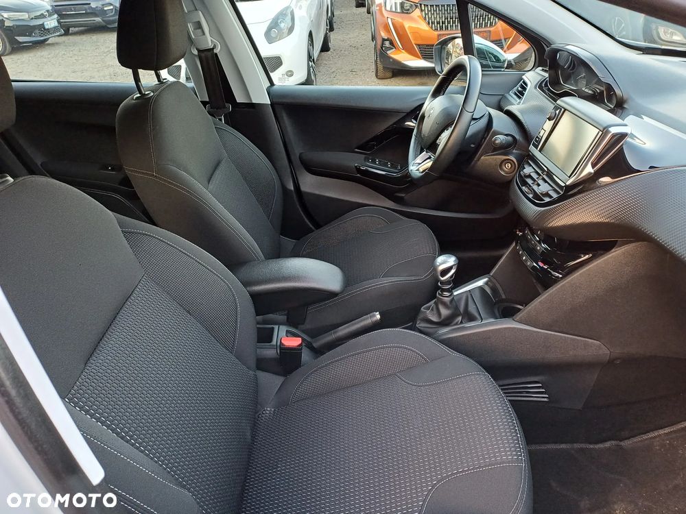 Peugeot 208 PureTech 110 Stop & Start Signature - 11