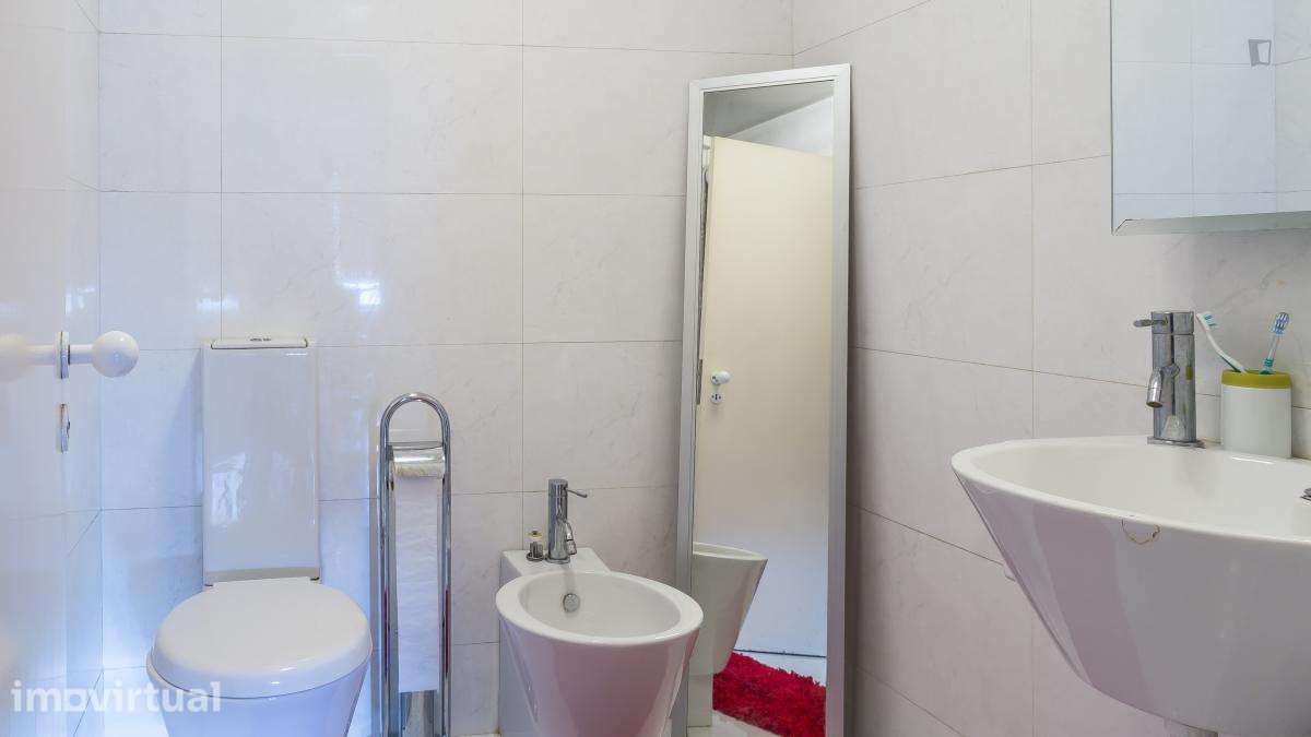 Quarto - localizado em Lordelo do Ouro Porto - Grande imagem: 2/19
