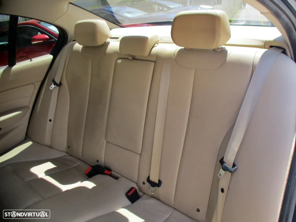 BMW 318 d Auto Exclusive - 32