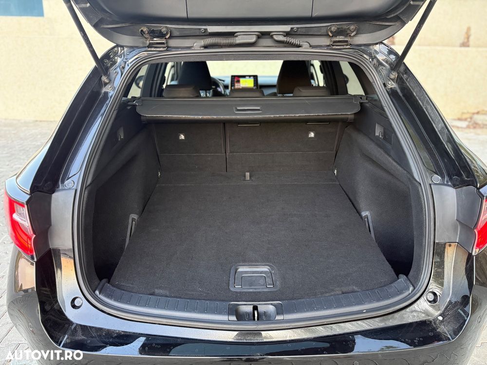 Toyota Corolla 1.8 Hybrid Team Deutschland - 14