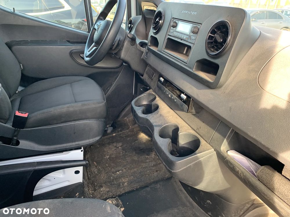 Mercedes-Benz Sprinter - 15