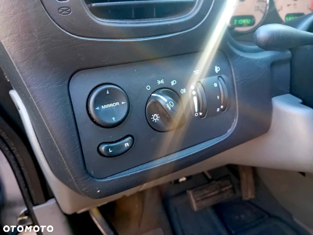 Chrysler Grand Voyager - 18