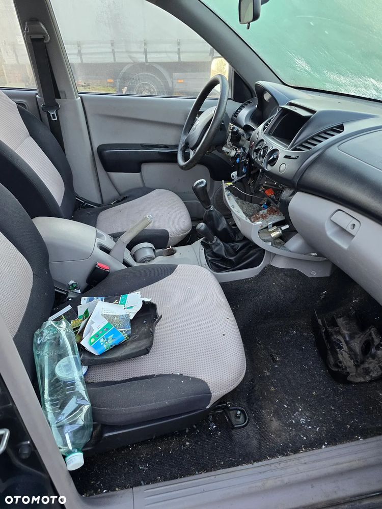 Mitsubishi L200 2.5 DID Instyle - 12