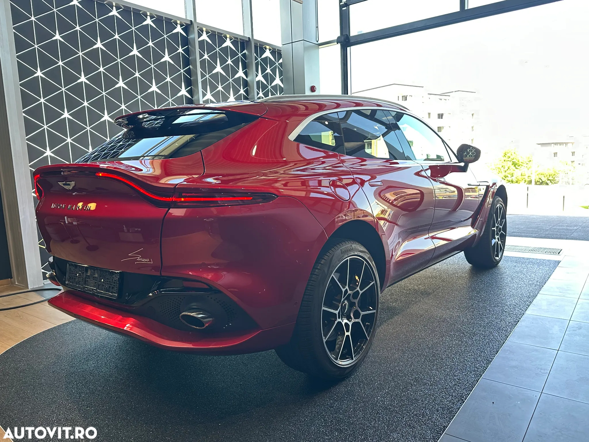 Aston Martin DBX - 3