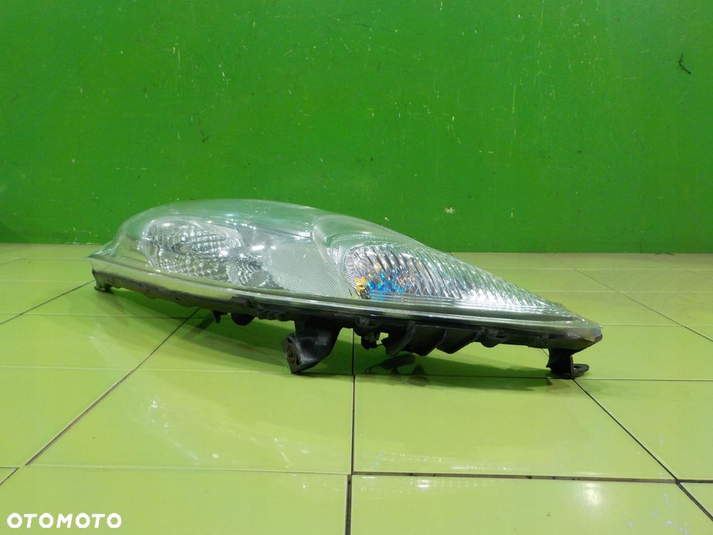NISSAN JUKE F15 I 1.5 DCI 11r 5D lampa prawa przod - 2