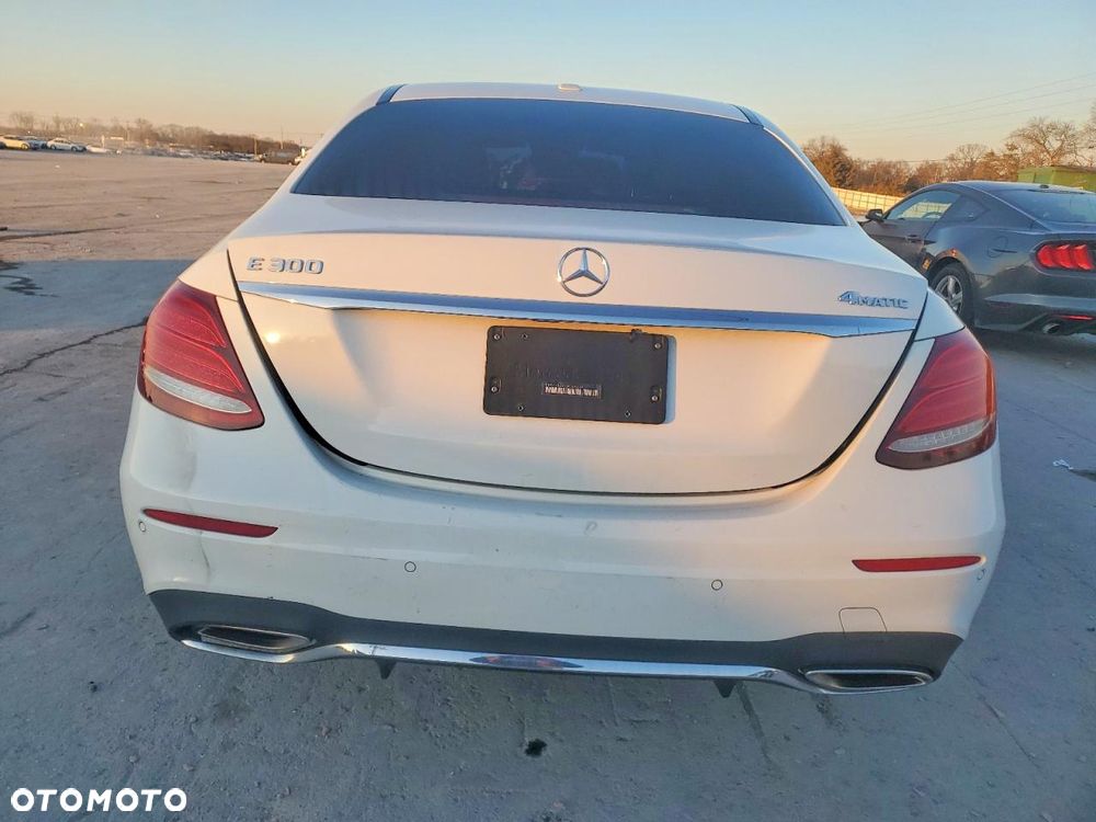 Mercedes-Benz Klasa E 300 9G-TRONIC Exclusive - 6