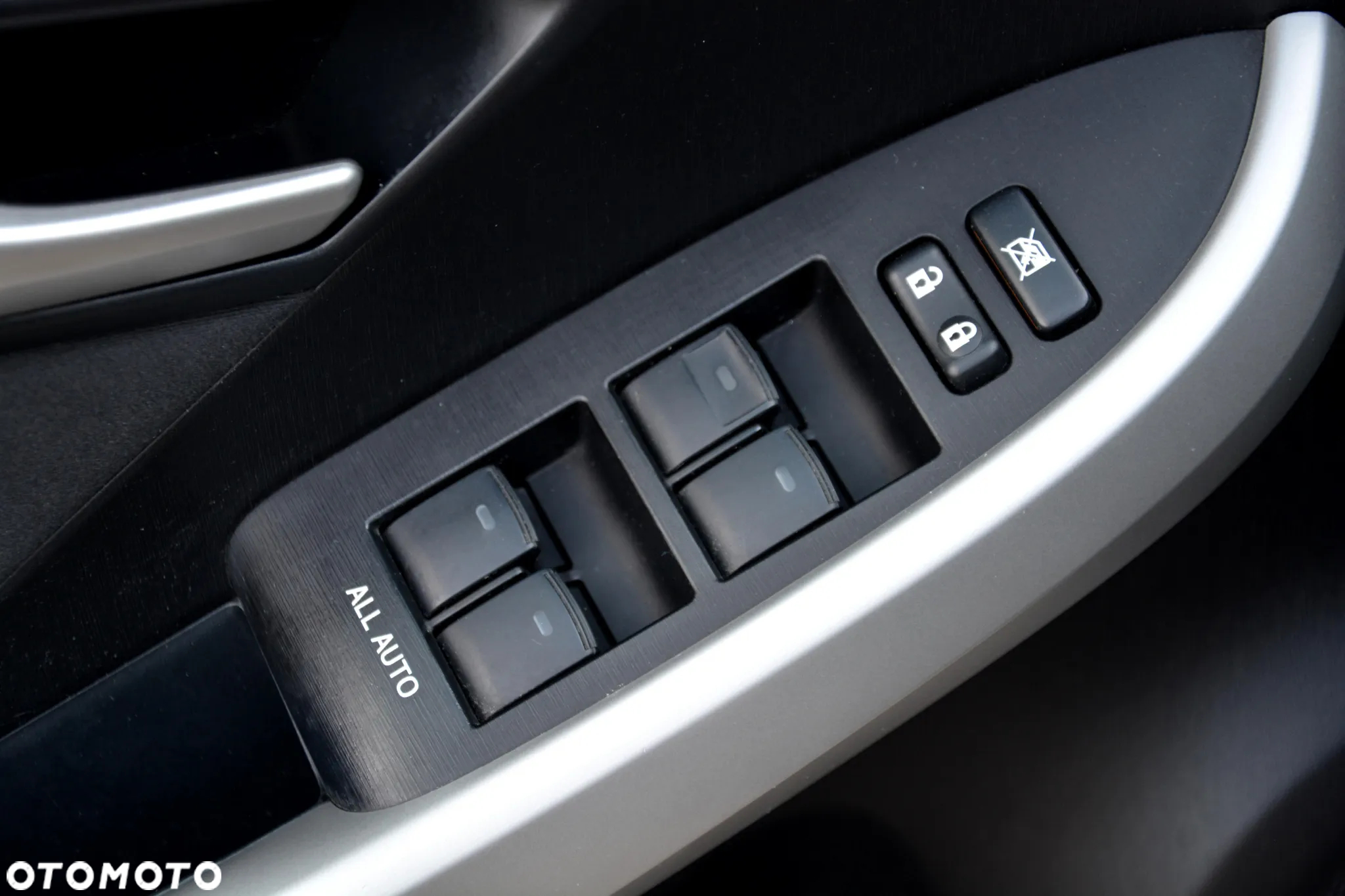 Toyota Prius (Hybrid) Executive - 12