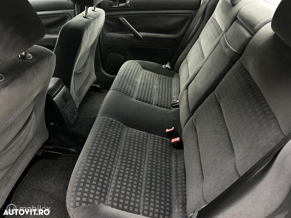 Volkswagen Passat 1.6 Comfortline Family - 11